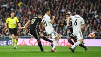 Ajax mampu menambah gol pada menit ke-62. Dusan Tadic melepaskan tembakan ke pojok kiri atas gawang Madrid. (Foto: David Ramos/Getty Images)
