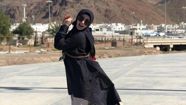 Zaskia Gotik Pakai Hijab Saat Umrah, Netizen Sebut Aura Muslimahnya Cerah