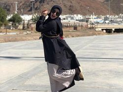 Zaskia Gotik Pakai Hijab Saat Umrah, Netizen Sebut Aura Muslimahnya Cerah