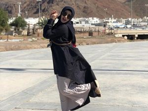 Zaskia Gotik Pakai Hijab Saat Umrah, Netizen Sebut Aura Muslimahnya Cerah Zaskia Gotik Pakai Hijab Saat Umrah, Netizen Sebut Aura Muslimahnya Cerah