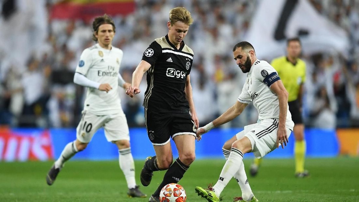 Aksi Frenkie De Jong saat menumbangkan Real Madrid 4-1 di Santiago Bernabeu. (Foto: David Ramos/Getty Images)