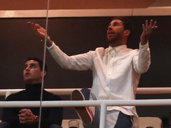 Sergio Ramos tampak kecewa dengan permainan Real Madrid yang takluk dengan skor 1-4. Sergio Ramos punya tribun sendiri di Santiago Bernabeu yang ditandai dengan inisialk SR4. (Sergio Perez/Reuters)