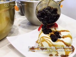 Kafe Ini Bikin Souffle Pancake dengan Topping Boba yang Kekinian