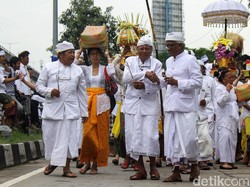 Mengenal Pakaian Daerah Bali Dalam Pelantikan Anggota DPRD