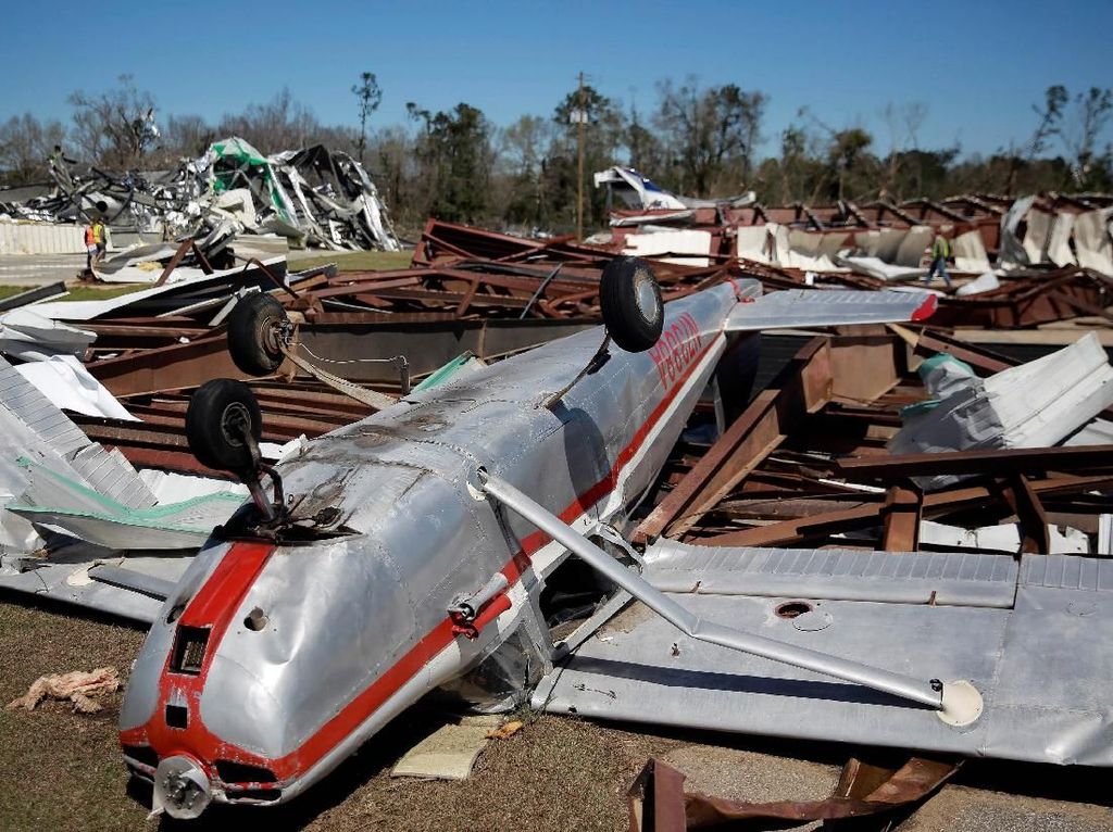 Penampakan Pesawat Rusak Akibat Tornado di Alabama Penampakan Pesawat Rusak Akibat Tornado di Alabama