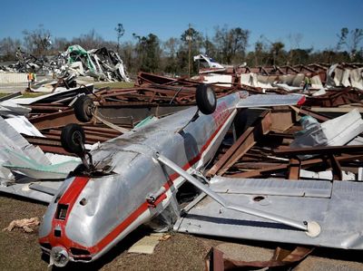 Penampakan Pesawat Rusak Akibat Tornado di Alabama