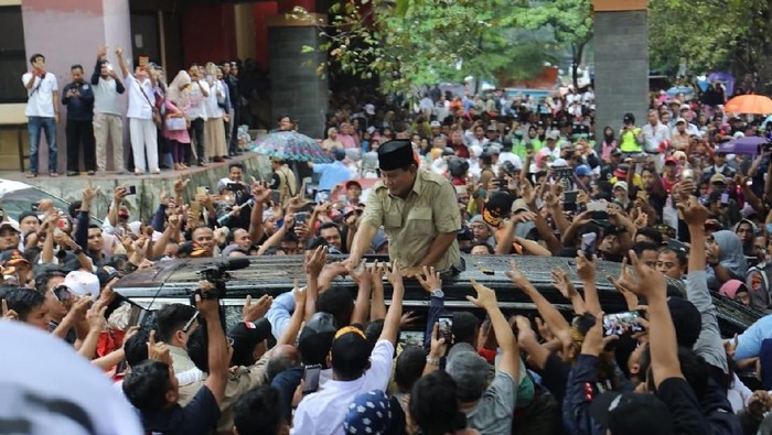 Prabowo buka baju bikin heboh. Foto: Dok. BPN Prabowo-Sandiaga