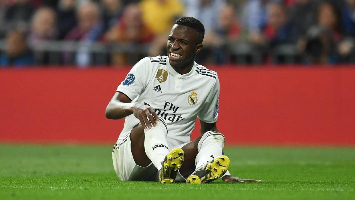 Vinicius Junior diperkirakan absen selama dua bulan (Foto: David Ramos/Getty Images)