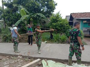 Warga-TNI Gotong Royong Perbaiki Jalan Kampung di Bekasi Warga-TNI Gotong Royong Perbaiki Jalan Kampung di Bekasi