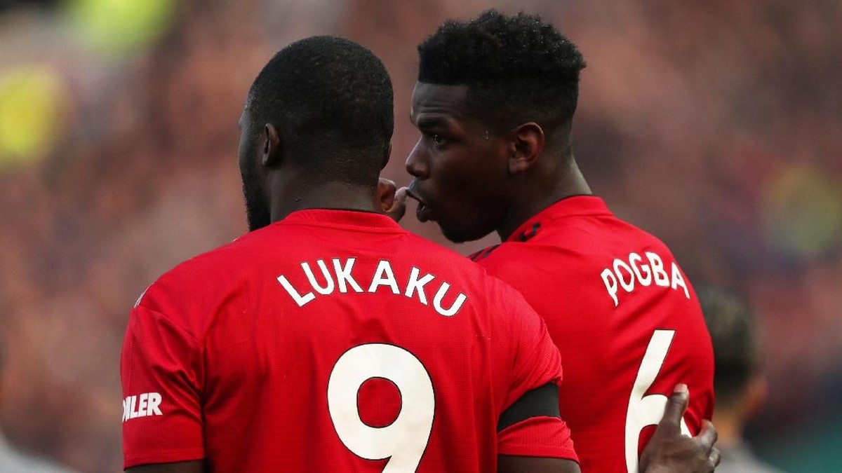 Paul Pogba dan Romelu Lukaku, dua pemain Manchester United yang diwaspadai Barcelona. (Foto: Lee Smith/Reuters)