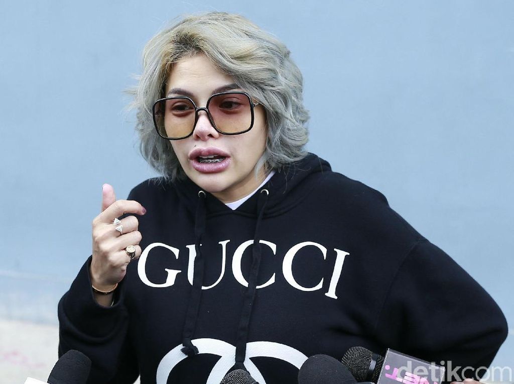 Amukan Nikita Mirzani pada Warga yang Minta Duit Amukan Nikita Mirzani pada Warga yang Minta Duit