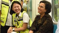 Senangnya Sri Mulyani Sore-sore Jajal MRT