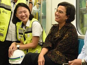 Senangnya Sri Mulyani Sore-sore Jajal MRT