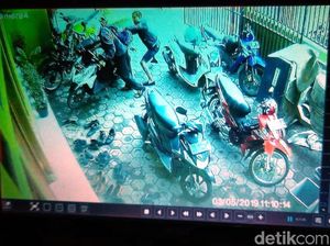 Gondol Uang Rp 397 Juta, Aksi Perampok di Cianjur Terekam CCTV Gondol Uang Rp 397 Juta, Aksi Perampok di Cianjur Terekam CCTV