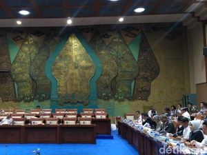 Molor 1,5 Jam, DPR Rapat Tertutup Bareng Dirut Pertamina Cs Molor 1,5 Jam, DPR Rapat Tertutup Bareng Dirut Pertamina Cs