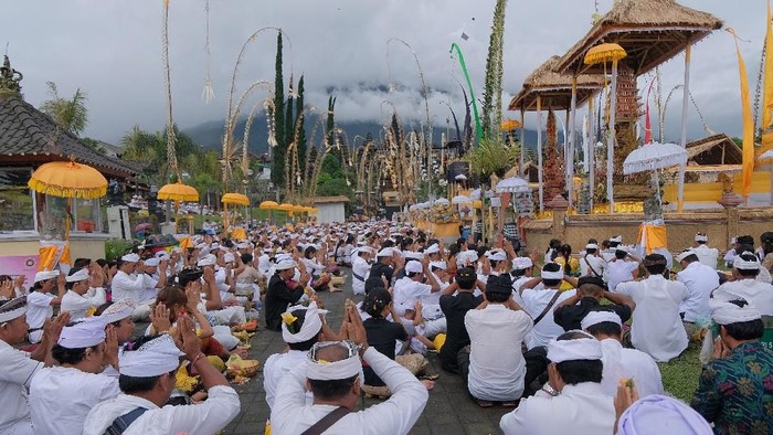 Jelang Hari Raya Nyepi umat Hindu di berbagai daerah di Indonesia mulai menggelar sejumlah upacara. Salah satunya adalah Melasti dan Tawur Agung Kesanga.