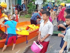 Tanggul Sungai Jebol, Ribuan Warga Madiun Panik Minta Diungsikan Tanggul Sungai Jebol, Ribuan Warga Madiun Panik Minta Diungsikan
