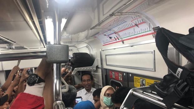 Presiden Joko Widodo Naik KRL