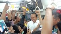 Desak-desakan! Potret Jokowi Pulang Kerja Naik KRL