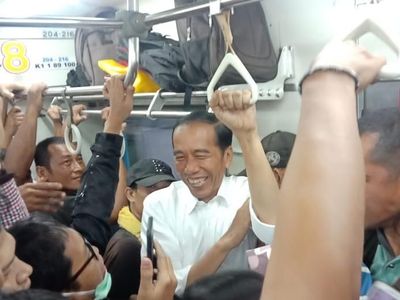 Desak-desakan! Potret Jokowi Pulang Kerja Naik KRL