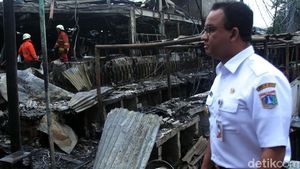 Tinjau Lokasi Kebakaran Pasar Blok A, Anies Janji Membantu