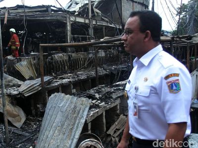 Tinjau Lokasi Kebakaran Pasar Blok A, Anies Janji Membantu