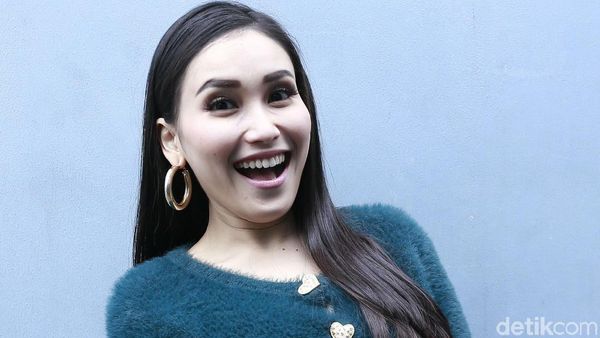 Ayu Ting Ting Semringah Banget, Ada Apa?