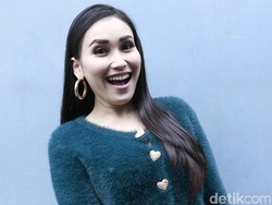 Viral Foto Lawas Ayu Ting Ting Bikin Netizen Gagal Fokus