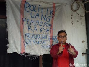 Caleg Ini Bikin Banner dari Karung Bekas untuk Curi Perhatian Warga Caleg Ini Bikin Banner dari Karung Bekas untuk Curi Perhatian Warga