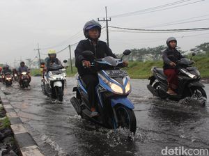 Hati-hati, Bikers Nekat Naik Pembatas Jalan Hindari Banjir di Porong