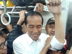TKN Bandingkan Jokowi Naik KRL dengan Aksi Prabowo Buka Baju Sapa Pendukung