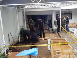 Petugas Kembali Sisir Rumah di Dago Cari Mortir yang Masih Terkubur