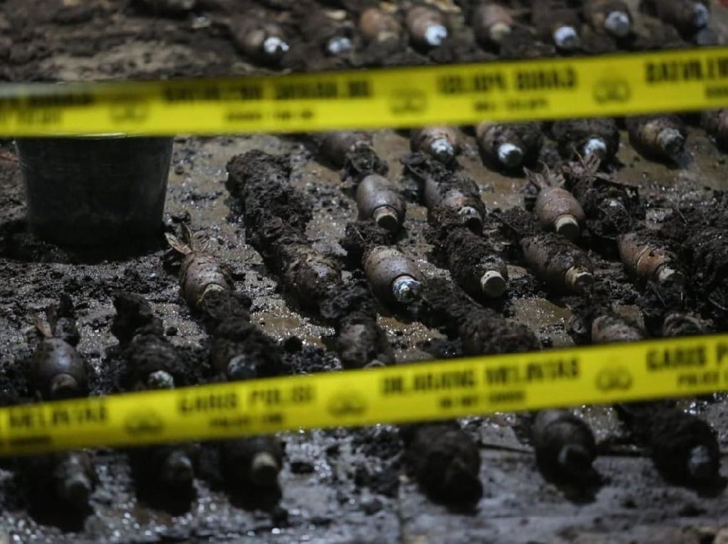 Cerita Kuli Bangunan Ungkap Puluhan Mortir Terkubur di Rumah Warga Cerita Kuli Bangunan Ungkap Puluhan Mortir Terkubur di Rumah Warga