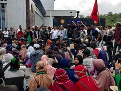 Warga Duduki Kantor Gubernur Sultra, Tembakan Gas Air Mata Maletus