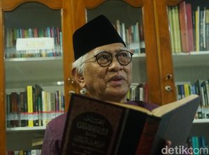 Kritikan Gus Mus Melihat Tak Ada Merah Putih di Alun-alun Rembang