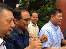 Acungkan 2 Jempol, Andi Arief Tiba di BNN Jalani Direhabilitasi