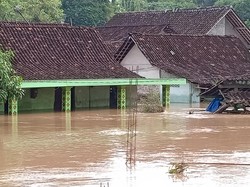Hiks! Baru Melahirkan, Anak Ibu Ini Terkepung Banjir Madiun