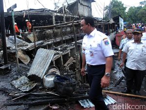 Anies Janjikan Modal Usaha untuk Pedagang Korban Kebakaran TPS Blok A