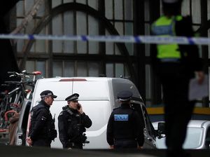Paket Bom Ditemukan di 3 Lokasi di London, Polisi Antiteror Dikerahkan Paket Bom Ditemukan di 3 Lokasi di London, Polisi Antiteror Dikerahkan