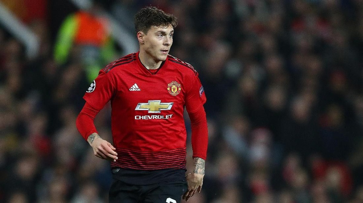 Victor Lindelof mewaspadai Harry Kane saat MU berjumpa Tottenham (Foto: Michael Steele / Getty Images)