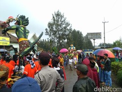 Warga Lereng Bromo Arak Puluhan Ogoh-ogoh Jelang Nyepi