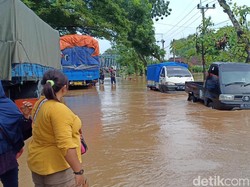 Banjir Madiun, Puluhan Kendaraan Terjebak di Jalur Caruban-Ngawi