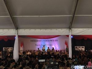 Ditemani Anies, Jokowi Bagikan 3.300 KIP ke Pelajar Jakarta