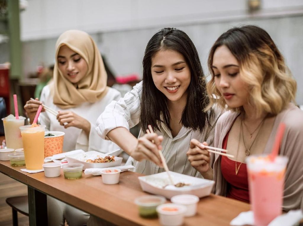 Wanita Ini Makan 2 Kali Setiap Malam, Ini Rahasianya Tetap Kurus Wanita Ini Makan 2 Kali Setiap Malam, Ini Rahasianya Tetap Kurus