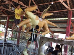 Jelang Nyepi, Yuk Lihat Proses Pembuatan Ogoh-ogoh di Lombok