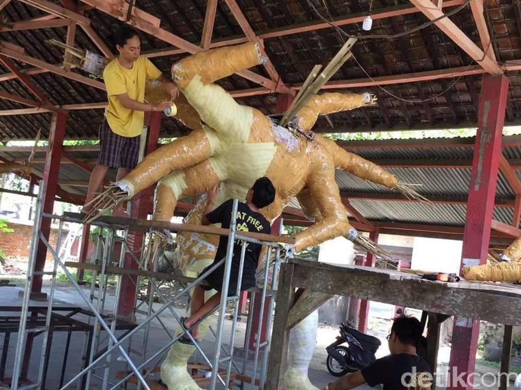 Jelang Nyepi, Yuk Lihat Proses Pembuatan Ogoh-ogoh di Lombok Jelang Nyepi, Yuk Lihat Proses Pembuatan Ogoh-ogoh di Lombok