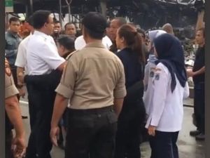 Tinjau Kebakaran di TPS Blok A, Anies Dipeluk Pedagang