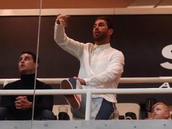 Sergio Ramos takkan lagi bisa mengangkat Kuping Besar musim ini setelah Madrid resmi tersingkir. Kini trofi tersebut mencari tangan baru untuk memegangnya Mei nanti. (Sergio Perez/Reuters)