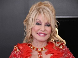 Dolly Parton Muncul: Saya Belum Meninggal