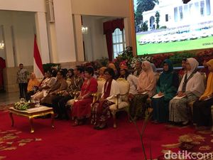 Bertemu Perempuan Arus Bawah, Jokowi Cerita Perjuangan Sang Ibu Bertemu Perempuan Arus Bawah, Jokowi Cerita Perjuangan Sang Ibu